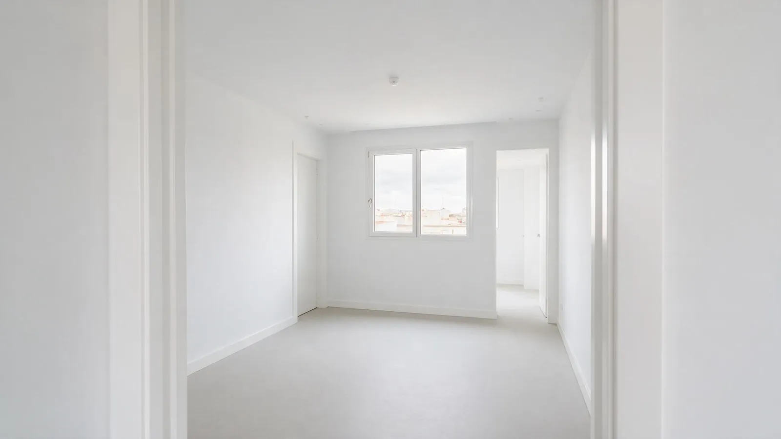 Vivienda recién reformada con suelo y carpintería limpios de polvo de obra